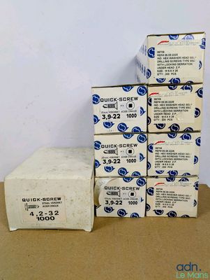 plusieurs boîtes de savon posées sur une table, à côté d'une boîte de savon