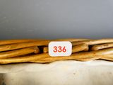 un tas de bâtonnets en bois posé sur une table
