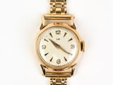 une image d'une montre-bracelet en or sur fond blanc
