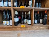 de nombreuses bouteilles de vin sur les étagères du magasin