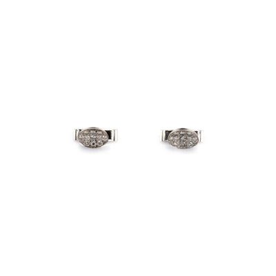 une paire de boucles d'oreilles en diamant sur fond blanc