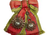 une écharpe rouge et verte ornée de deux broches