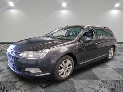 la photo d'une voiture grise garée dans un garage