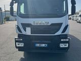 une photo d'un camion blanc garé sur le bord de la route