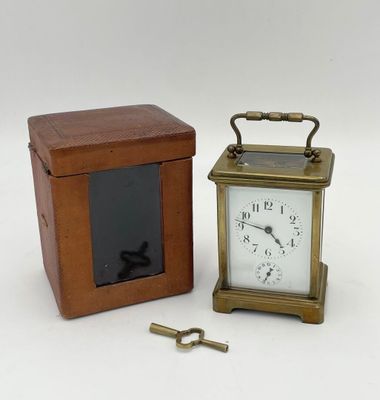PENDULETTE D'OFFICIER en laiton Dans son étui, avec clé