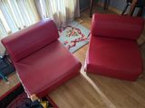 un fauteuil rouge et un fauteuil rouge dans un salon