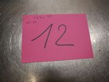 un autocollant rose sur lequel figure le chiffre 12