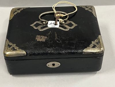 une petite boîte noire contenant une clé