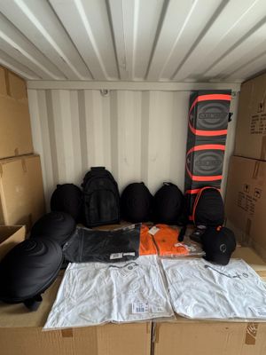 de nombreux sacs de bagages empilés à l'arrière d'un camion de déménagement