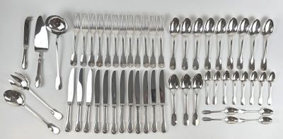 beaucoup de cuillères et de couteaux à cuillère sur la table