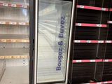il y a beaucoup de réfrigérateurs vides à vendre dans le magasin