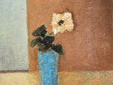 un tableau représentant une fleur dans un vase bleu posé sur une table