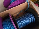 une corde violette et bleue dans une boîte contenant une bobine violette