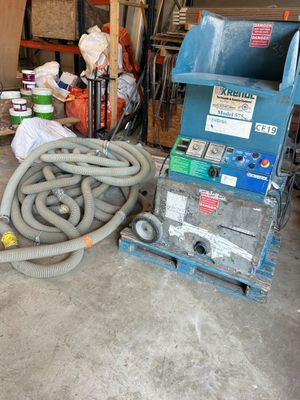 une machine posée par terre à côté d'un tas d'ordures