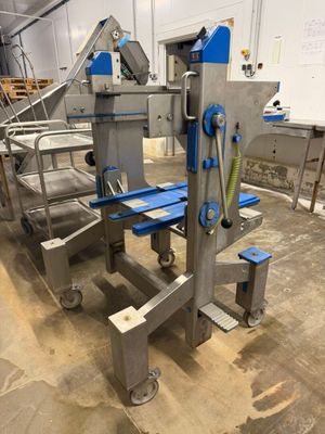 une machine placée au milieu d'une pièce