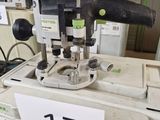 une machine posée sur une table