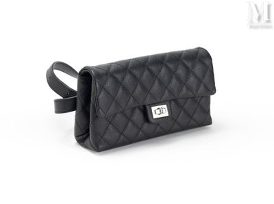 sac à main noir matelassé sur fond blanc, avec une zone de découpe pour le texte