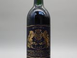 la bouteille de vin est posée sur une surface blanche