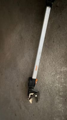 un poteau noir et blanc sur lequel est perché un roitelet