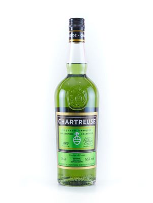 une bouteille de whisky irlandais à la Chartreuse sur fond blanc