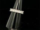 une image d'une bague en diamant sur une surface noire