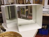 deux miroirs posés sur une table
