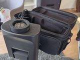 un appareil photo et un sac posés sur une table dans un salon