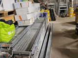 une pièce avec beaucoup de cartons et des cartons sur le sol