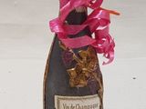 une bouteille de champagne ornée d'un ruban rose