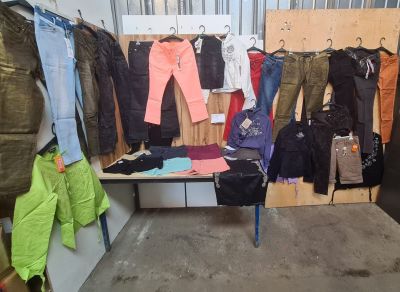 Ensemble de 29 pices de vtements comprenant principalement…