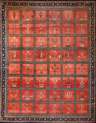 un tapis rouge et bleu à motifs