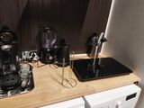 une photo d'une cuisine équipée d'une cuisinière, d'un lave-vaisselle et d'autres appareils électroménagers