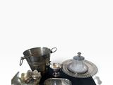 beaucoup d'objets en argent posés sur une table