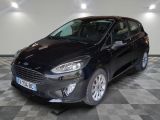 la voiture noire est garée sur un sol en damier dans le garage