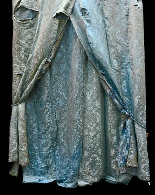 une photo d'une robe bleue et blanche accrochée à un mur