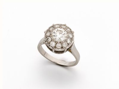 gros plan d'une bague en diamant sur fond blanc