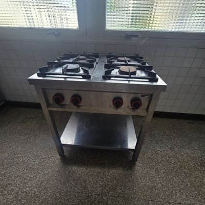 une cuisinière à deux feux dans une cuisine