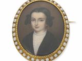 portrait d'une femme aux cheveux ornés de perles, dans un cadre doré