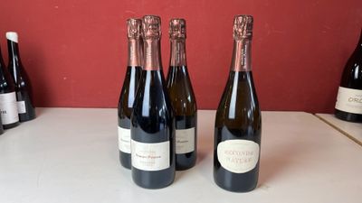 trois bouteilles de vin sont alignées sur un comptoir