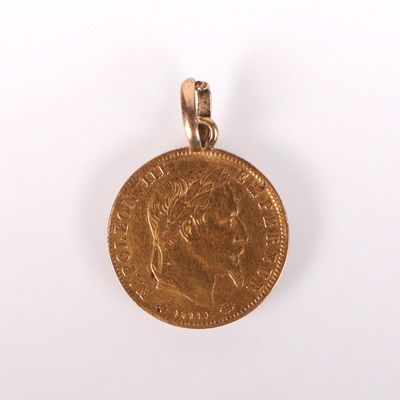 gros plan d'une pièce d'or sur une surface blanche