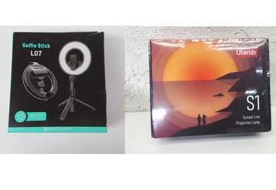 deux boîtes sur lesquelles sont posés un appareil photo et une lampe de poche