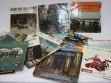 un grand nombre de livres posés sur une table