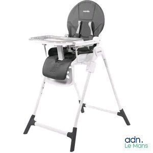 La chaise haute pour bébé est noire et blanche et est équipée d'un plateau.