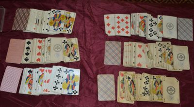 de nombreuses cartes à jouer disposées sur une table
