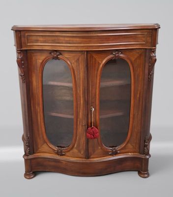 une vieille armoire en bois avec deux portes vitrées et une rose rouge sur la porte