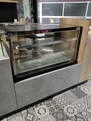 une vitrine en verre au milieu d'un magasin