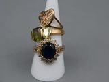 un gros plan d'une bague posée sur un cône, sur une table