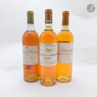 trois bouteilles de vin posées les unes à côté des autres sur une surface blanche