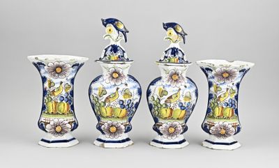trois vases décorés de fleurs et d'oiseaux, disposés les uns à côté des autres