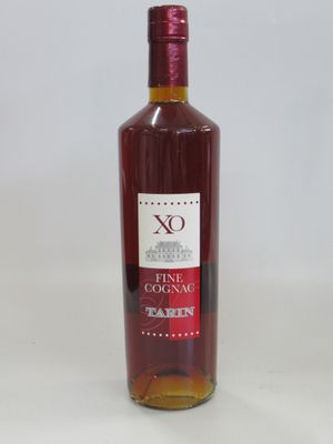 une bouteille de vin posée sur une table